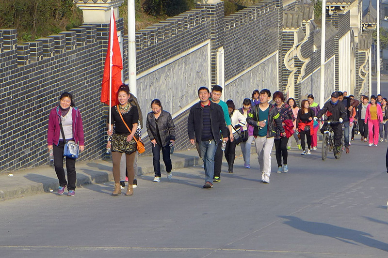 2015年3月8日寶業(yè)集團(tuán)開展“香溪洞-吉河徒步踏青活動(dòng)”慶祝三八節(jié)！